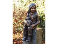 Figur aus Bronze sitzendes Mädchen mit Teddy im Arm
