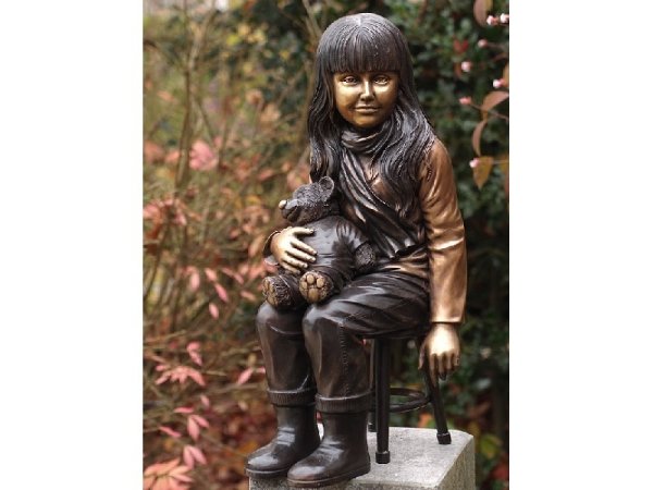 Figur aus Bronze sitzendes Mädchen auf einem Hocker mit Teddy im Arm