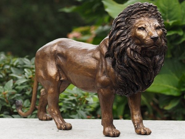 Löwe Bronzefigur