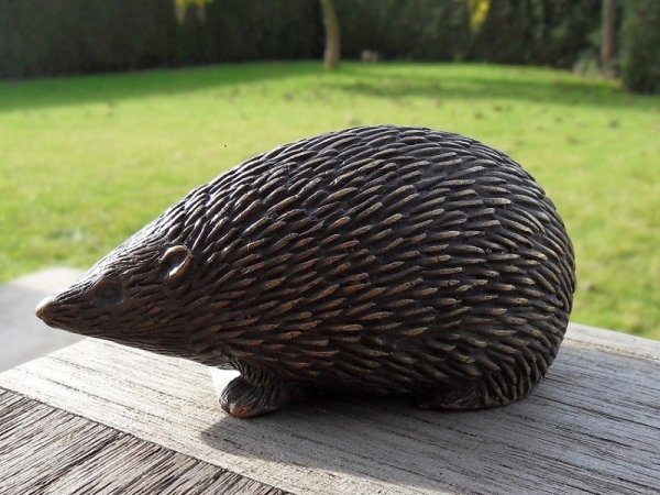 kleiner Igel Bronzefigur