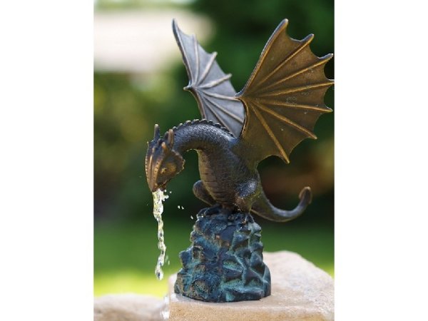 wasserspeiender Drache Bronzefigur