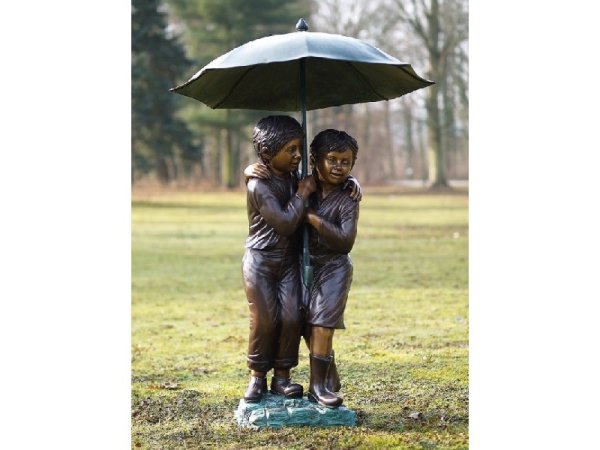 Skulptur aus Bronze zwei Kinder die sich einen Regenschirm teilen