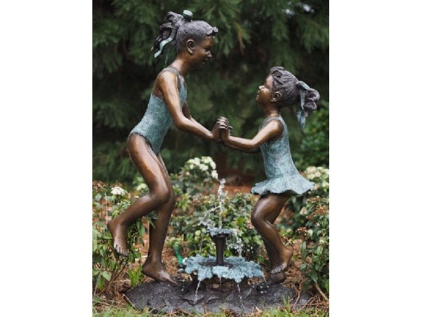 Bronzefigur zwei fröhliche Kinder beim tanzem um eine Wasserfontäne