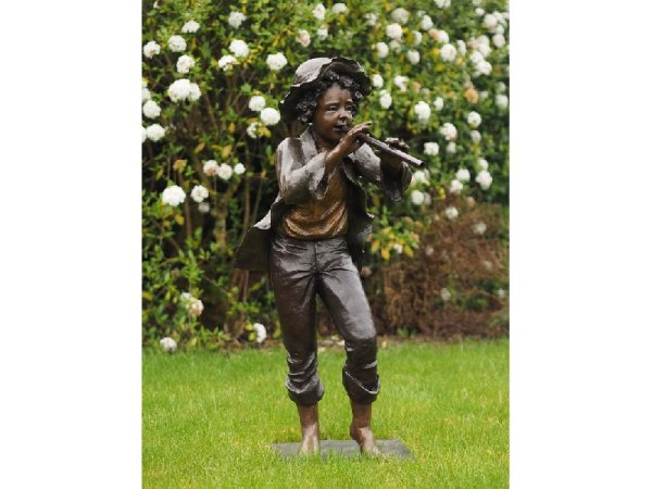 Bronzefigur Kind mit Hut beim Flöte spielen