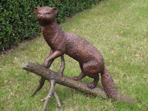 kletternder Steinmarder auf Baumstamm aus Bronze