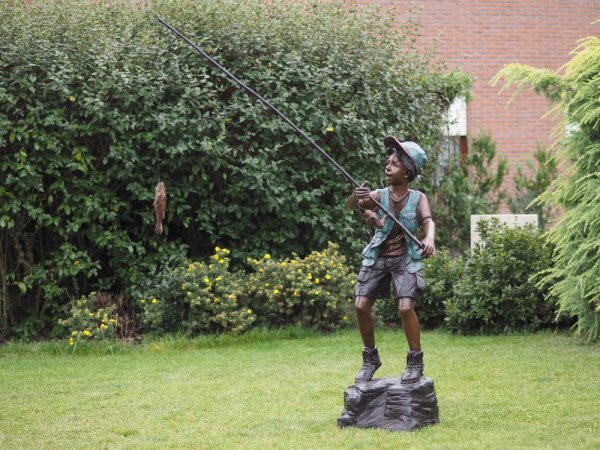 Figur aus Bronze stehender Junge beim Angeln