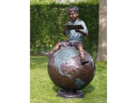 Figur aus Bronze sitzender Junge auf einem Globus mit...