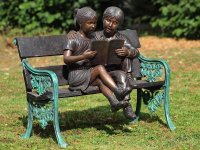 Bronzeskulptur Junge und Mädchen beim Lesen auf...