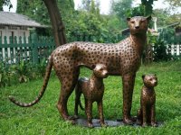 Leopardenfamilie aus Bronze