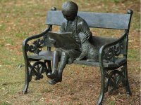 Figur aus Bronze lesendes Mädchen mit ihrem Hund auf...