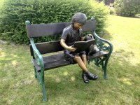 Figur aus Bronze lesendes Mädchen mit ihrem Hund auf einer Bank sitzend