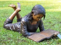 Figur aus Bronze liegendes Mädchen mit...