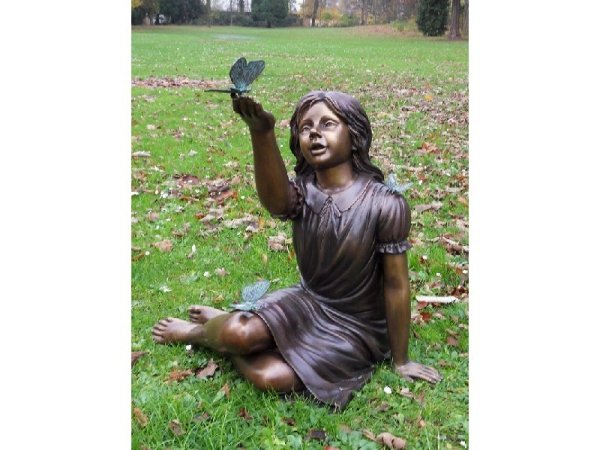 Figur aus Bronze Kind spielend mit einem Schmetterling