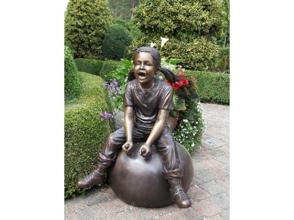 Bronzefigur hüpfendes Mädchen auf einem Hüpfball