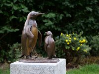 Mutter Pinguin mit Kind aus Bronze