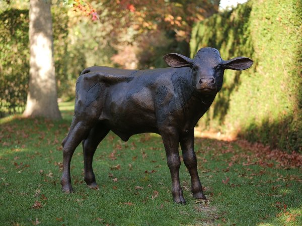 lebensgroßes Kalb aus Bronze
