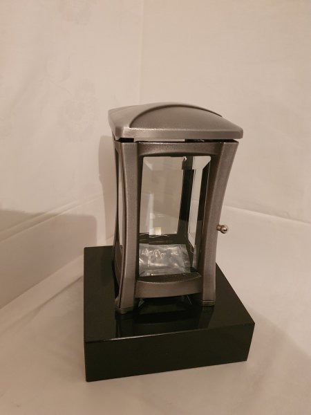 Alulaterne mit Sockel aus Granit