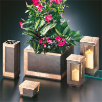 Moderne schwere Bronzevase mit abgeriebenen Kanten