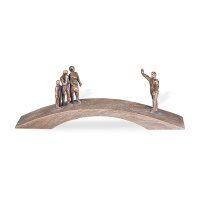 Bronzebrücke mit Menschen