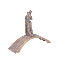 Abschied auf einer Bronzebrücke
