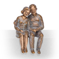 Umarmung eines sitzendes Paares in Bronze